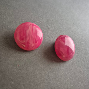 Vintage Ohrclips in Marmor-Optik – Pinker Retro-Chic der 60er