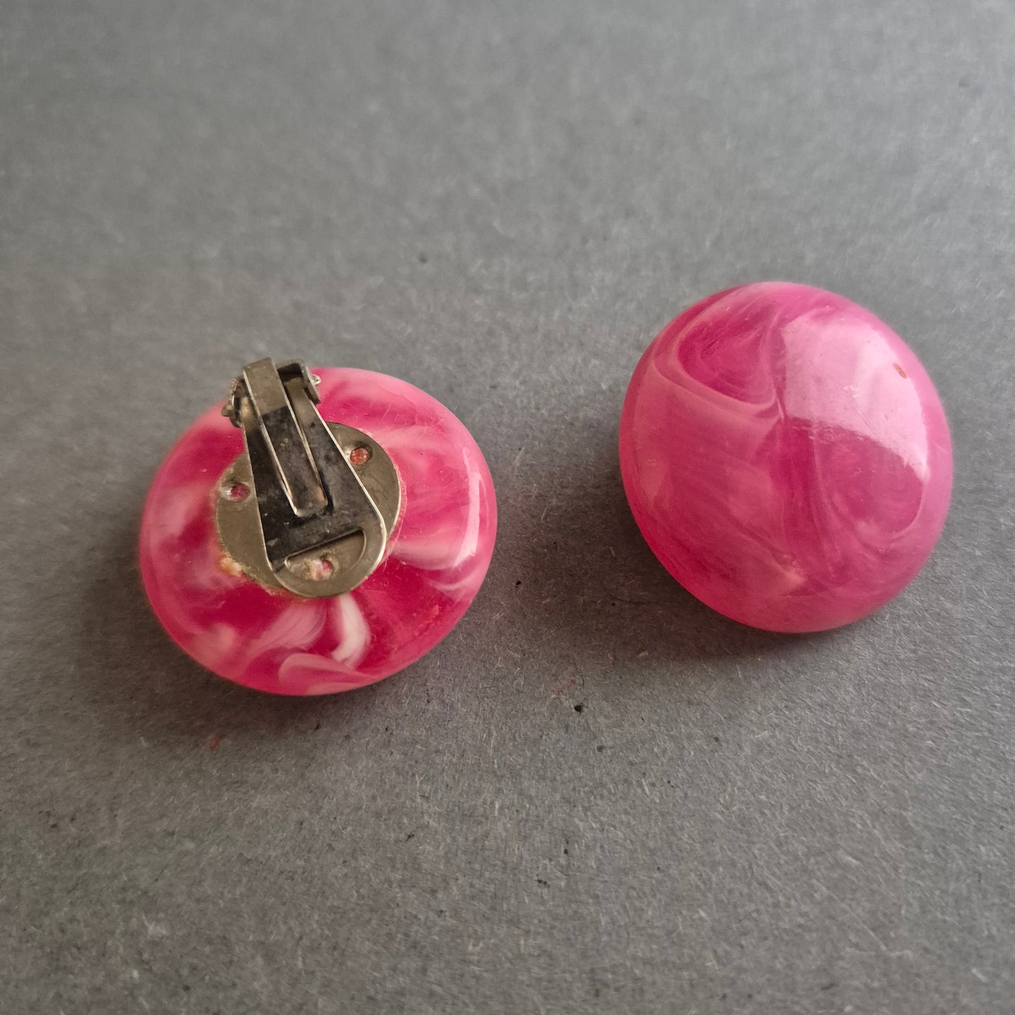 Vintage Ohrclips in Marmor-Optik – Pinker Retro-Chic der 60er