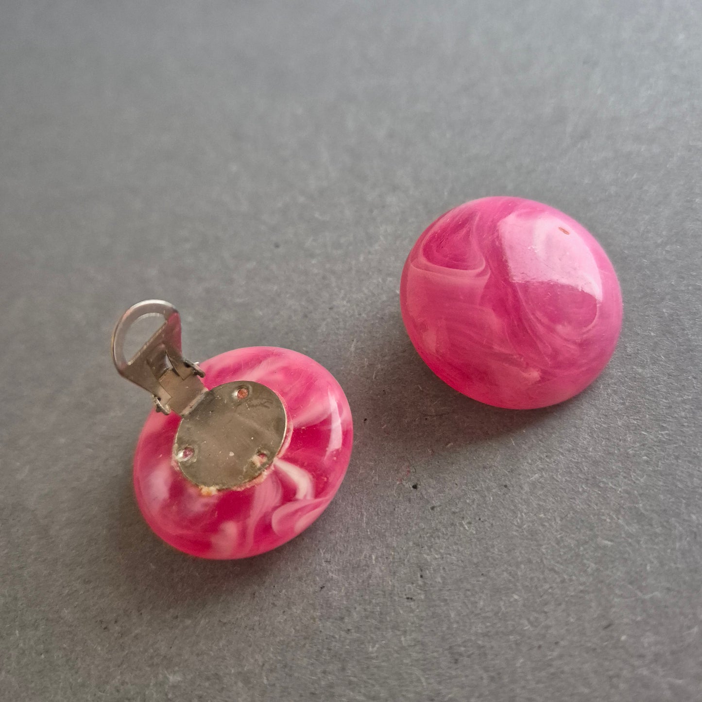 Vintage Ohrclips in Marmor-Optik – Pinker Retro-Chic der 60er