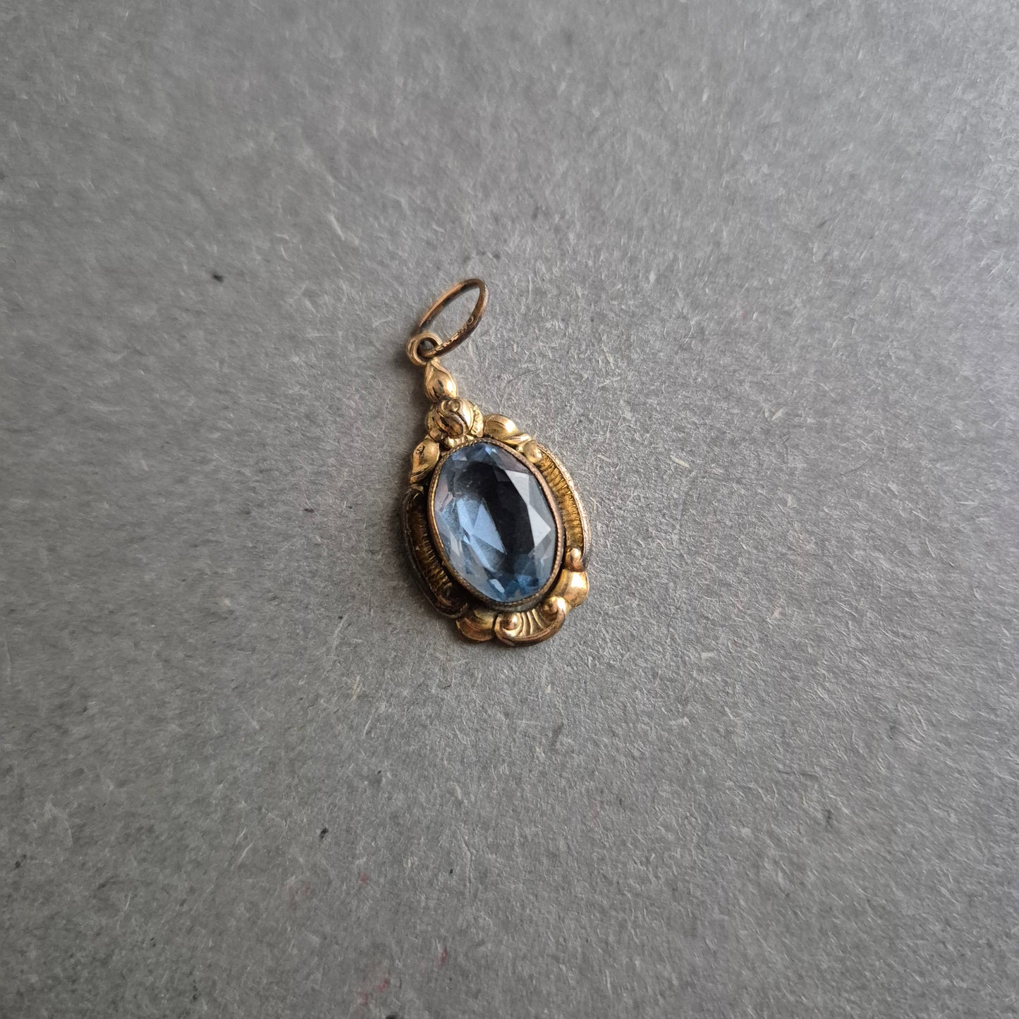 Antiker Anhänger mit blauem Glasstein – Florales Vintage-Design