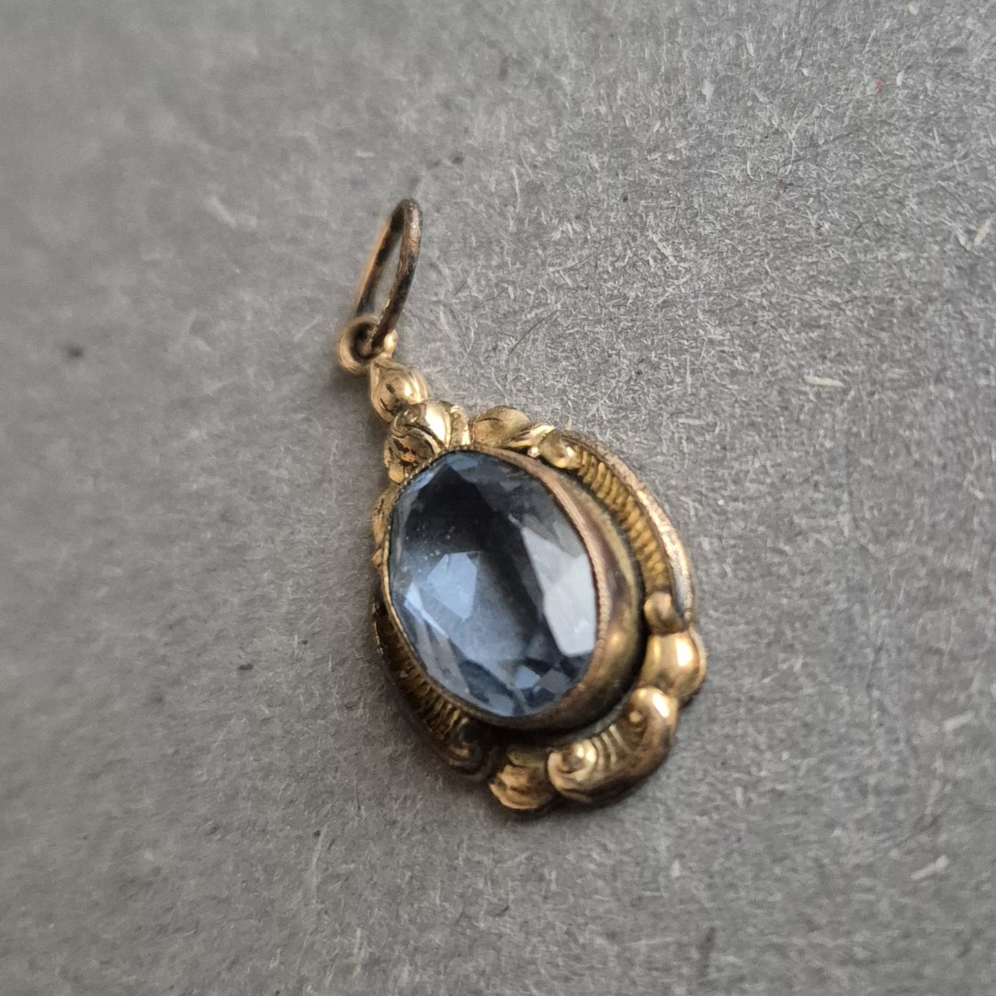Antiker Anhänger mit blauem Glasstein – Florales Vintage-Design