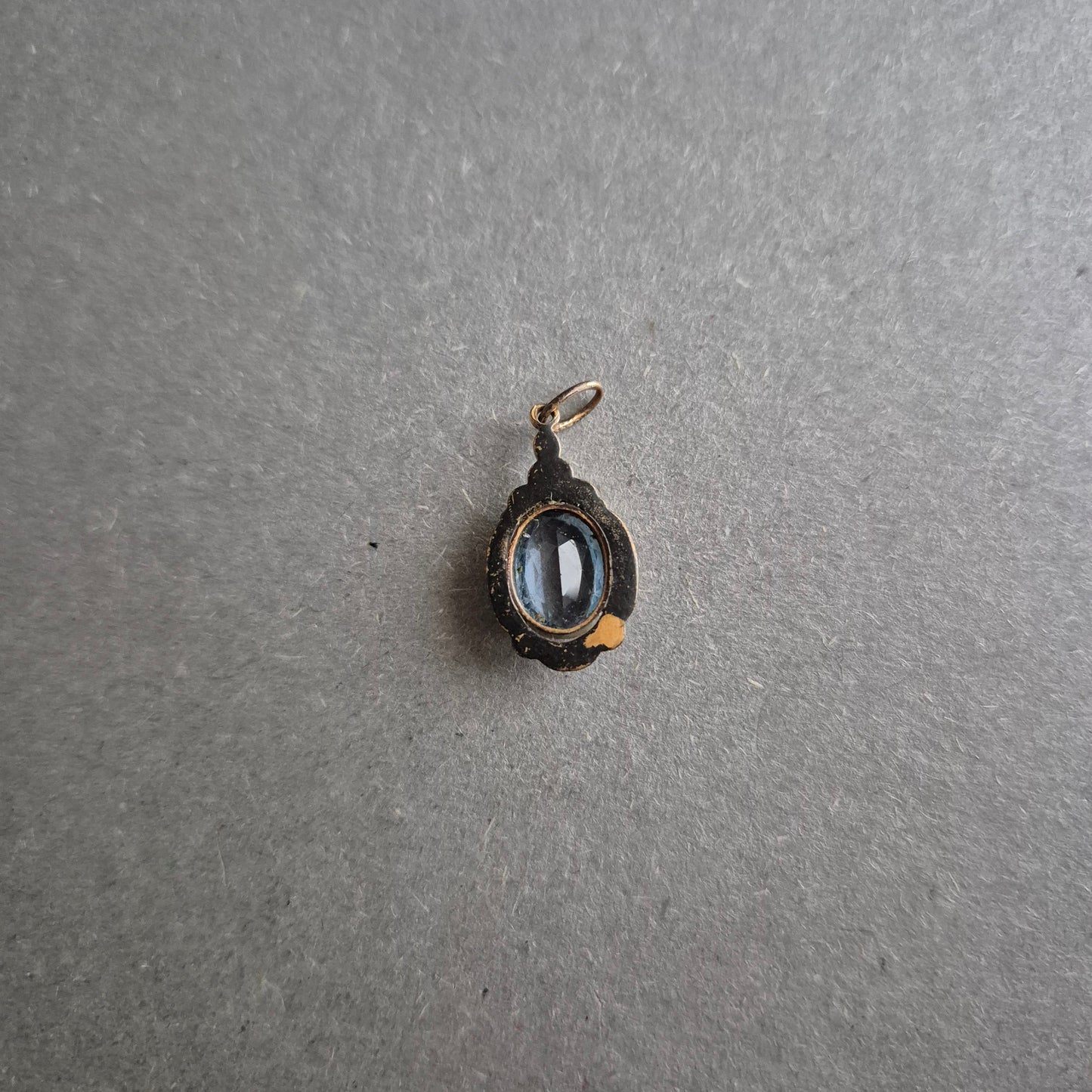 Antiker Anhänger mit blauem Glasstein – Florales Vintage-Design