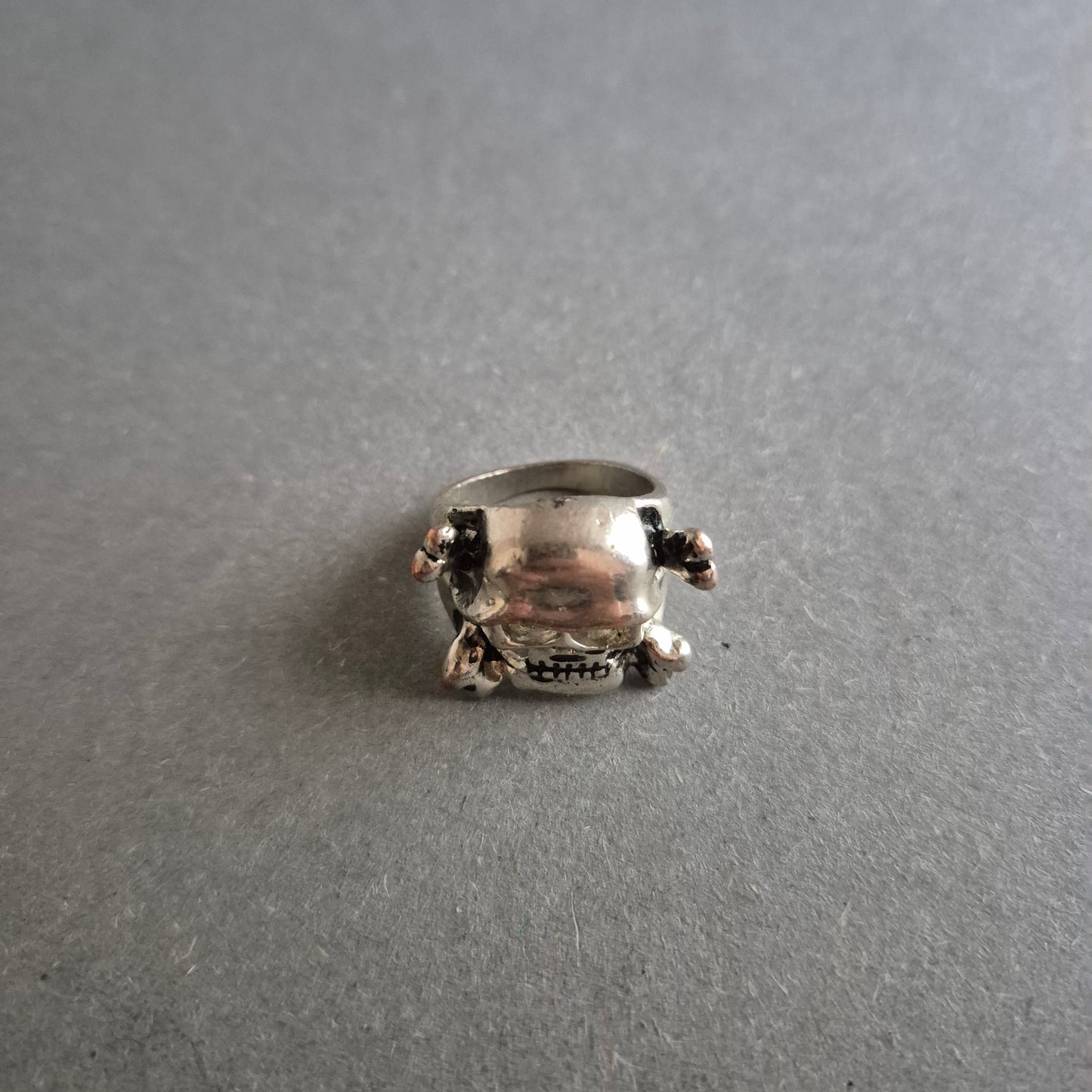 Silberfarbener Totenkopf-Ring – Rockiger Look mit Statement-Charakter