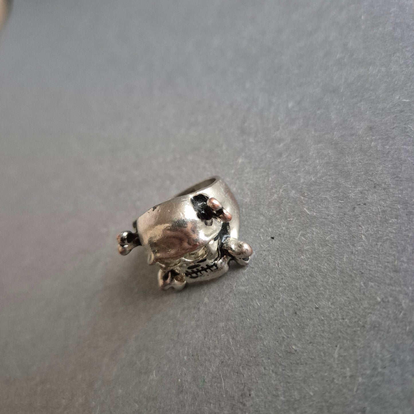Silberfarbener Totenkopf-Ring – Rockiger Look mit Statement-Charakter