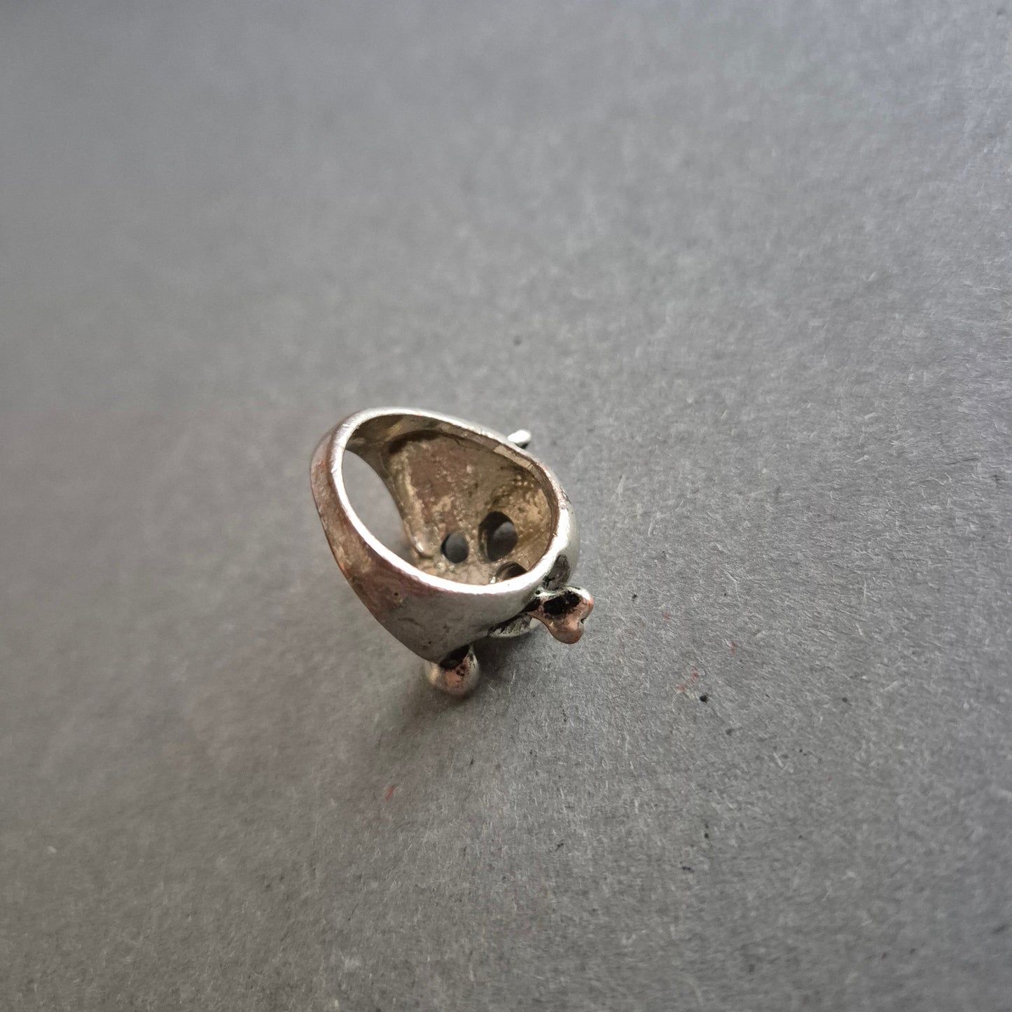Silberfarbener Totenkopf-Ring – Rockiger Look mit Statement-Charakter