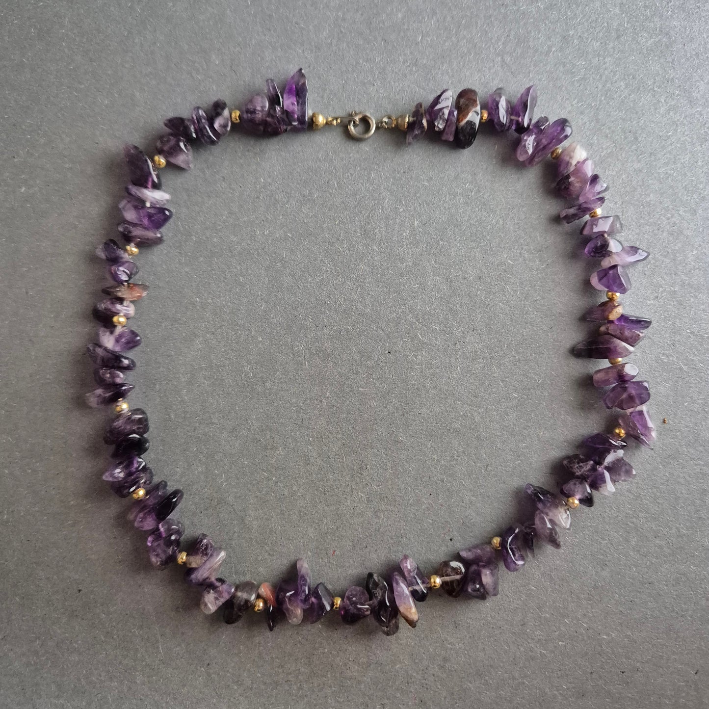 Amethyst-Splitterkette mit goldfarbenen Akzenten – Naturstein-Look