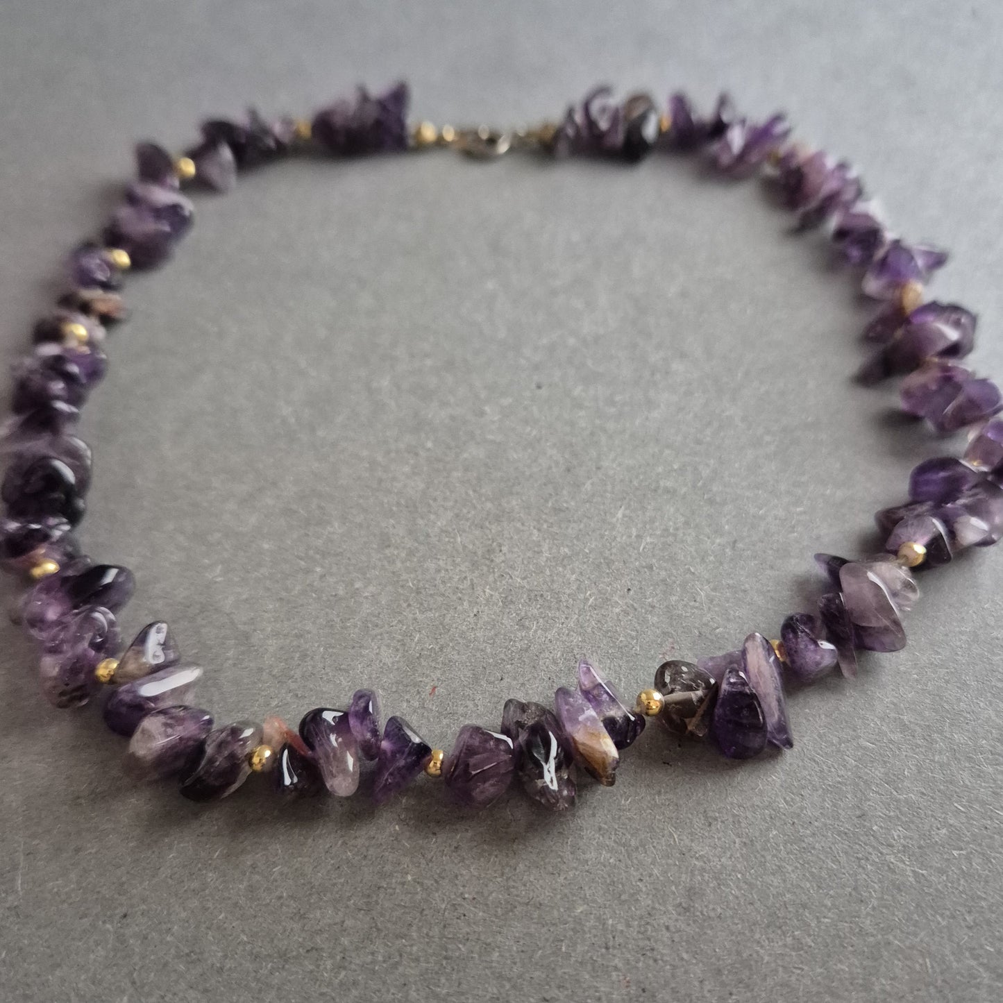 Amethyst-Splitterkette mit goldfarbenen Akzenten – Naturstein-Look