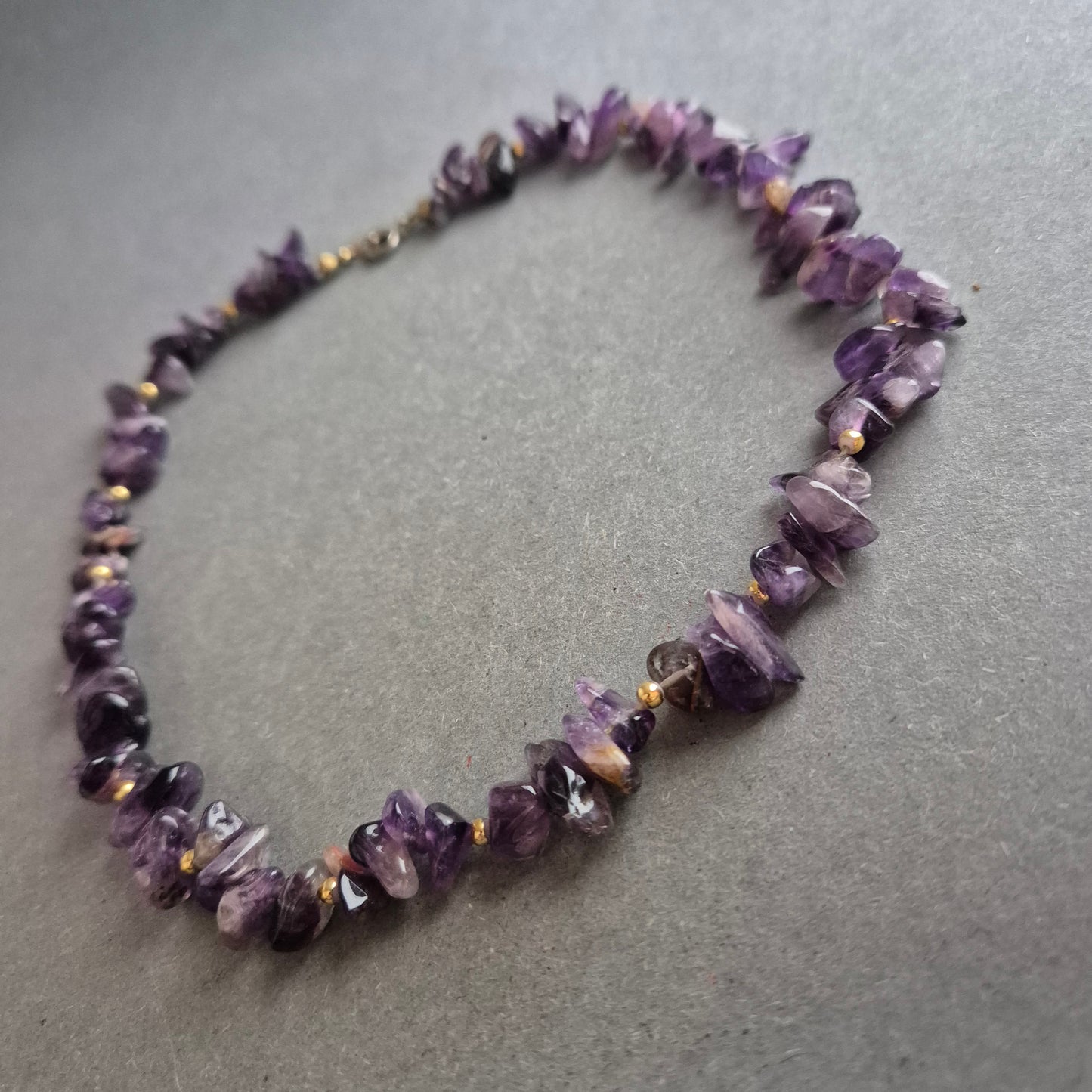 Amethyst-Splitterkette mit goldfarbenen Akzenten – Naturstein-Look
