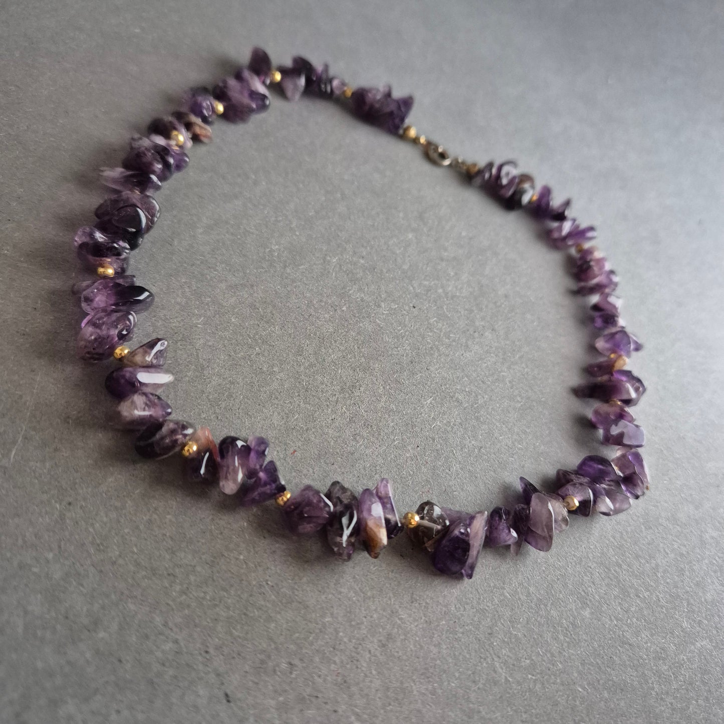 Amethyst-Splitterkette mit goldfarbenen Akzenten – Naturstein-Look