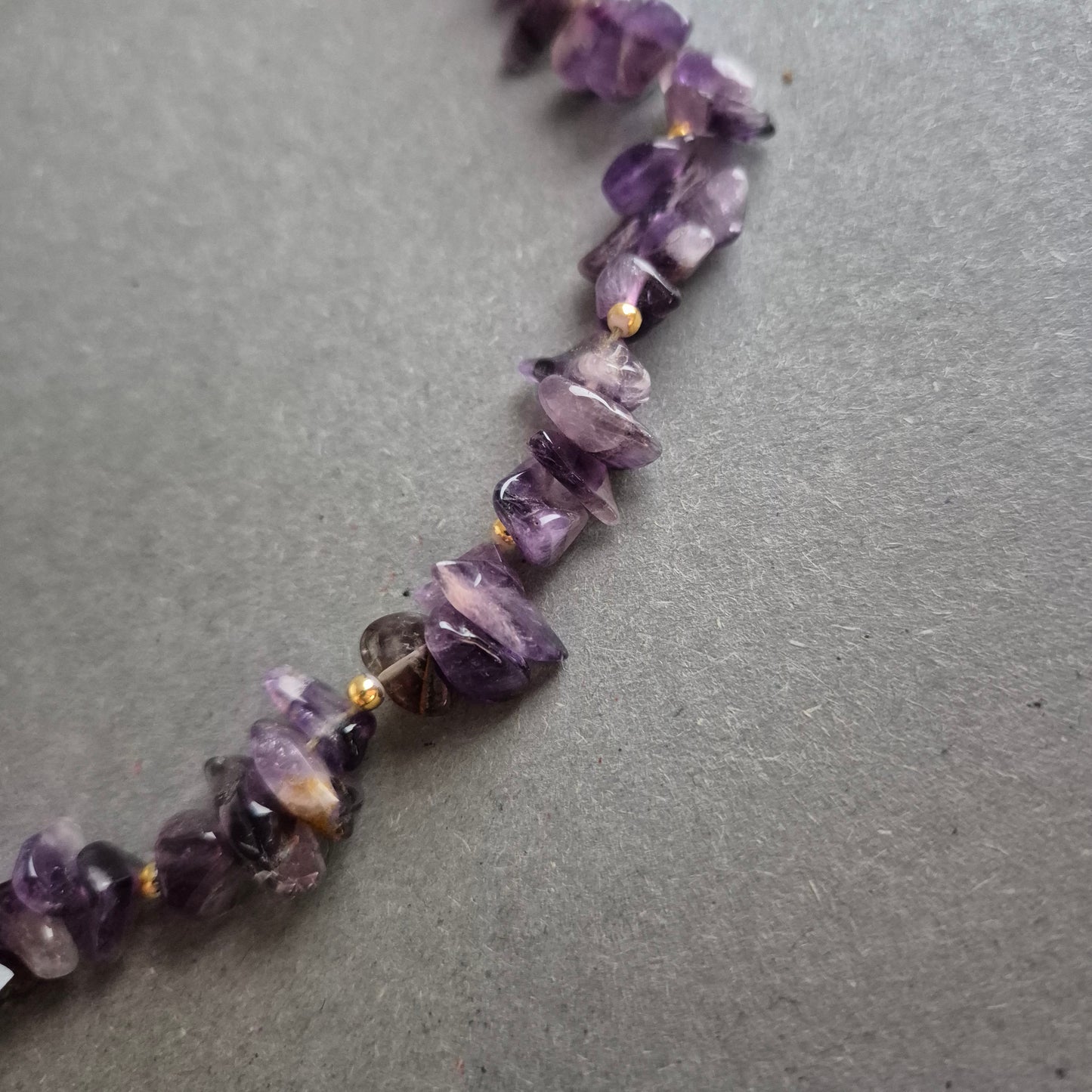 Amethyst-Splitterkette mit goldfarbenen Akzenten – Naturstein-Look