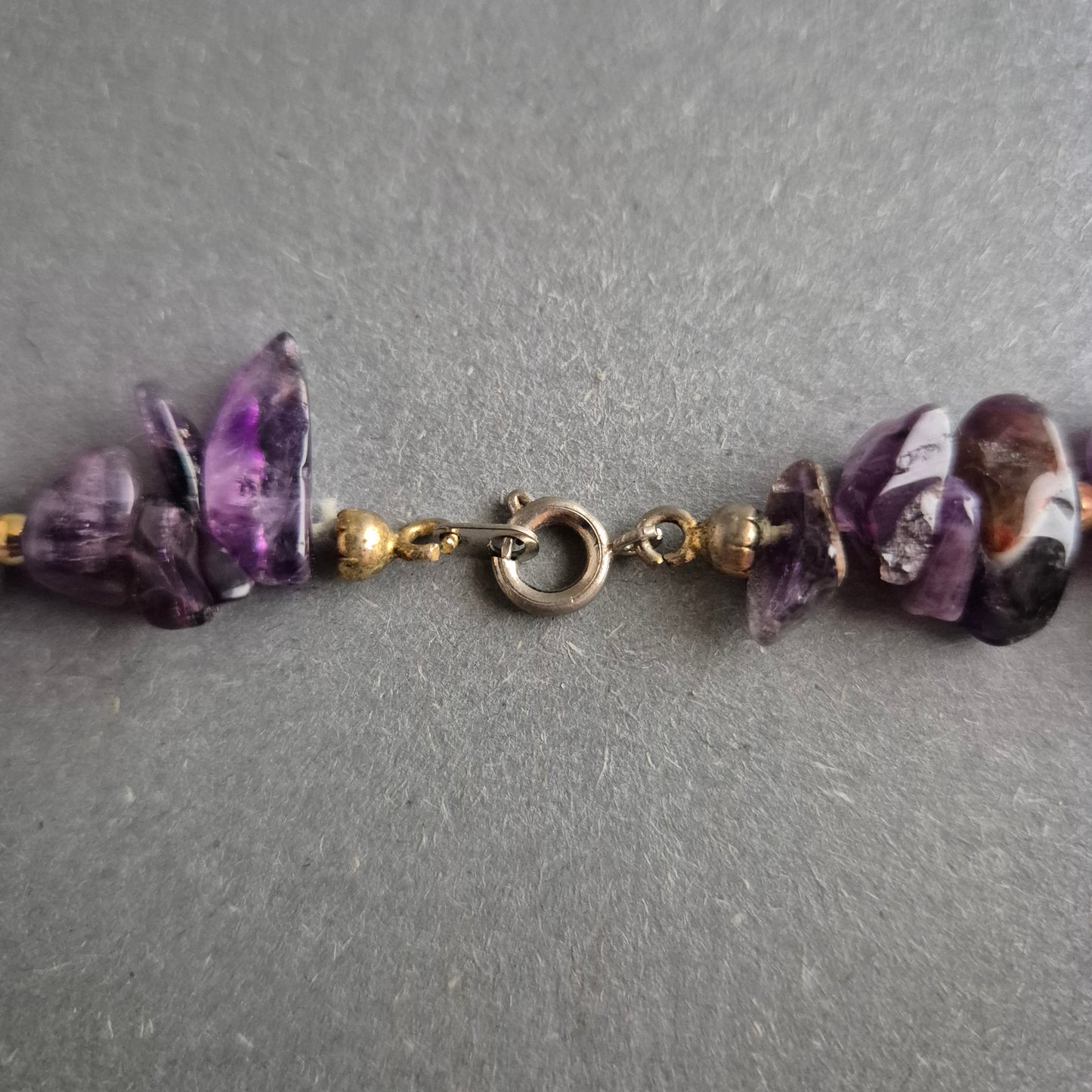 Amethyst-Splitterkette mit goldfarbenen Akzenten – Naturstein-Look