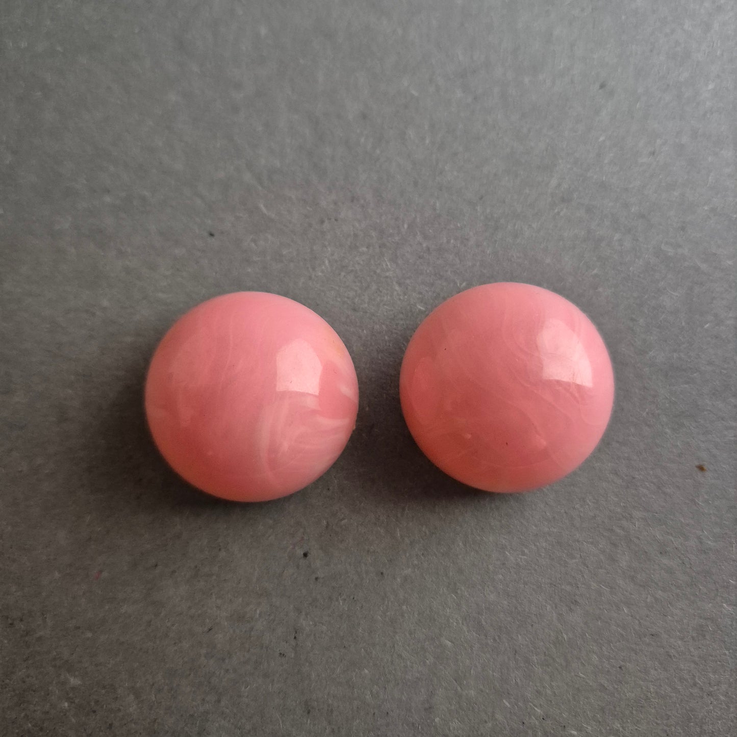 Vintage Ohrclips in Rosa – Runde Cabochons mit Retro-Flair