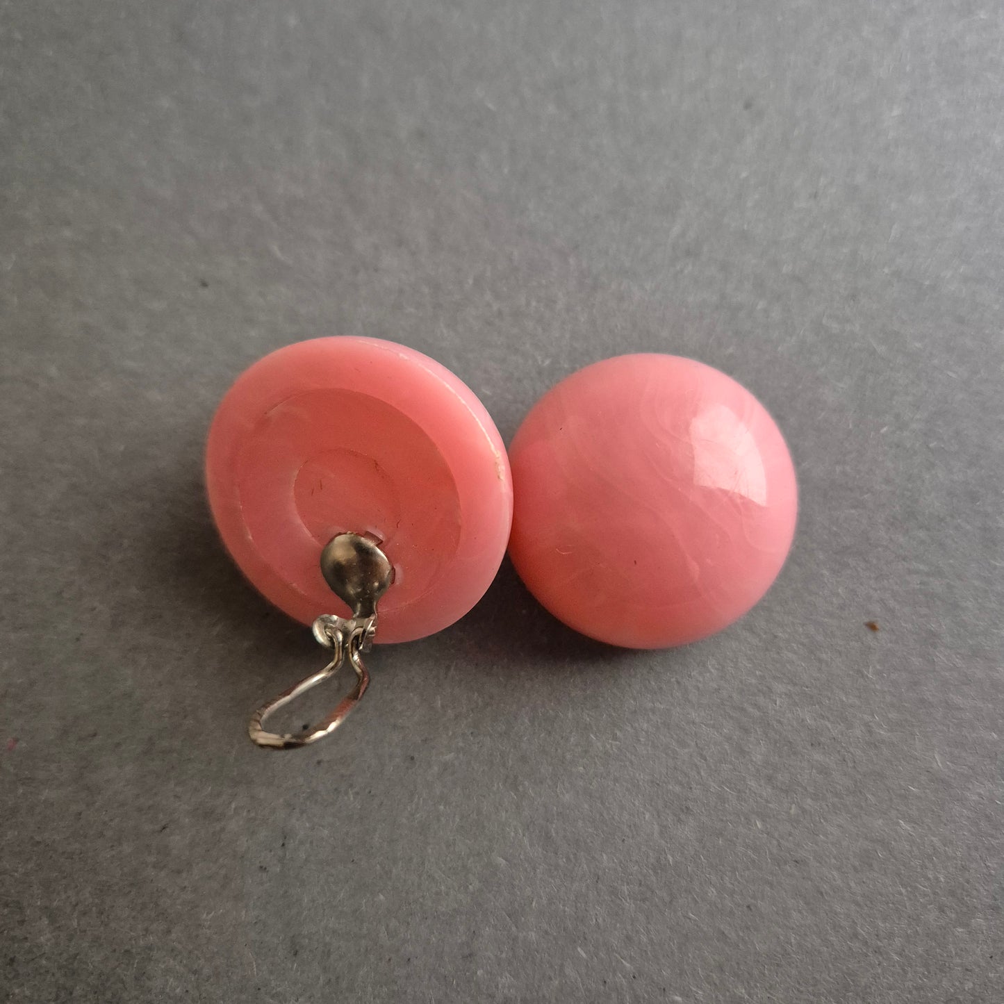 Vintage Ohrclips in Rosa – Runde Cabochons mit Retro-Flair