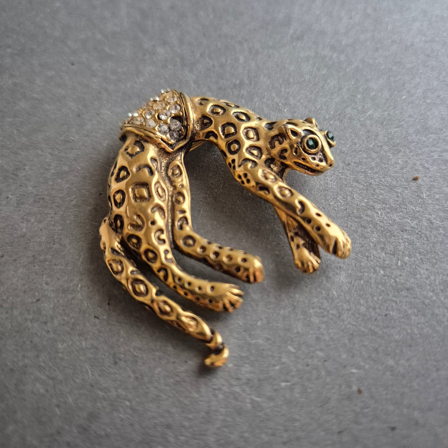 Vintage Leopard Brosche mit Strass – Elegantes Tierdesign in Goldoptik
