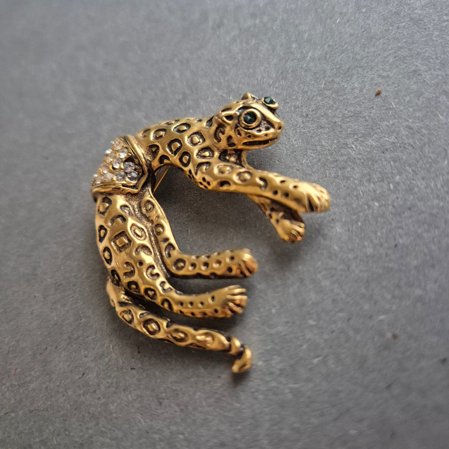 Vintage Leopard Brosche mit Strass – Elegantes Tierdesign in Goldoptik