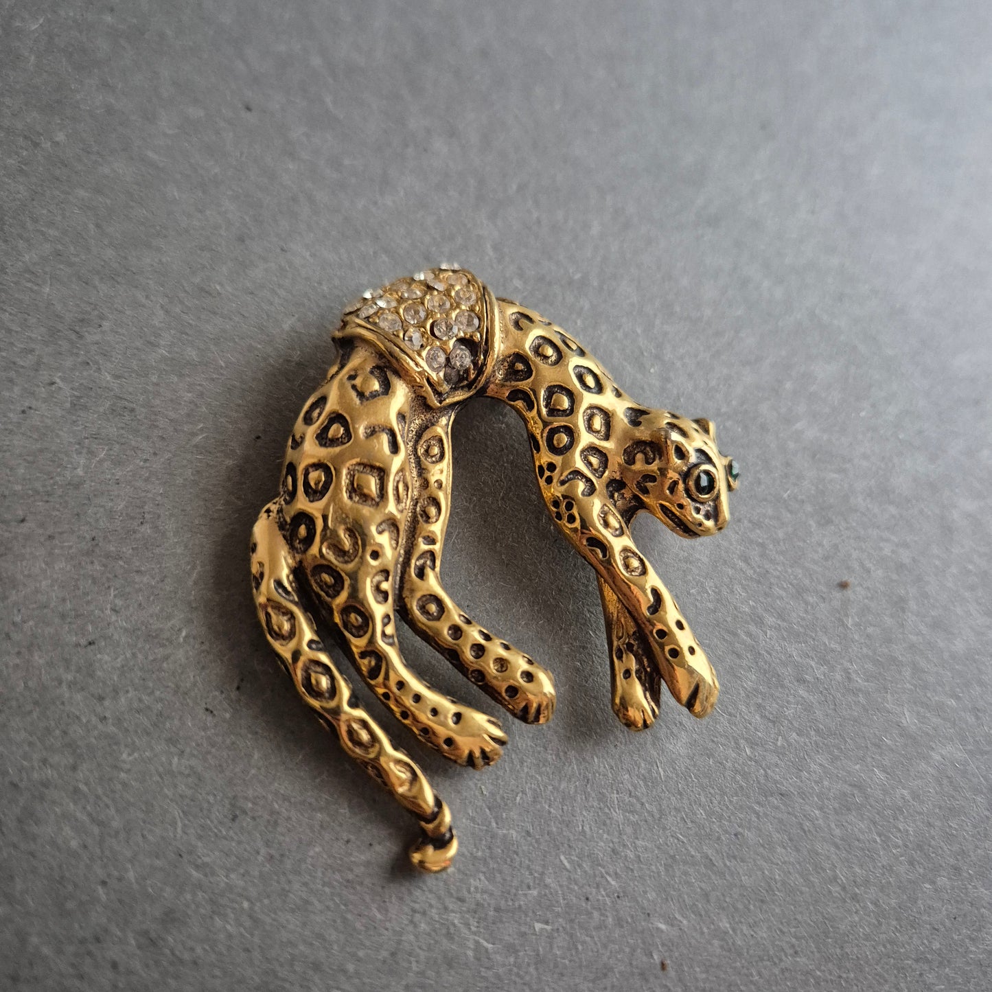 Vintage Leopard Brosche mit Strass – Elegantes Tierdesign in Goldoptik