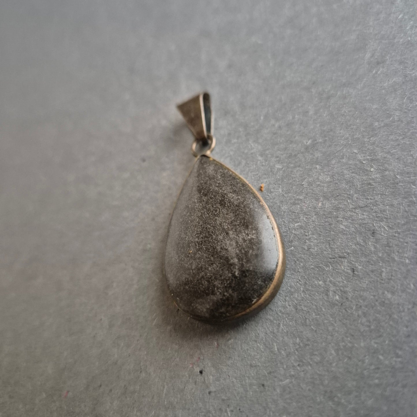 Vintage Tropfenanhänger mit dunklem Naturstein – Schlichte Eleganz