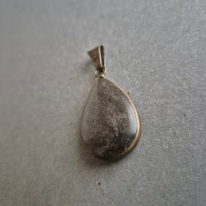 Vintage Tropfenanhänger mit dunklem Naturstein – Schlichte Eleganz