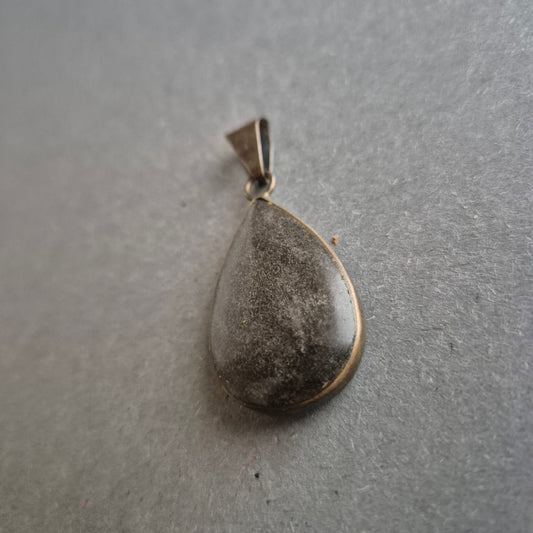 Vintage Tropfenanhänger mit dunklem Naturstein – Schlichte Eleganz