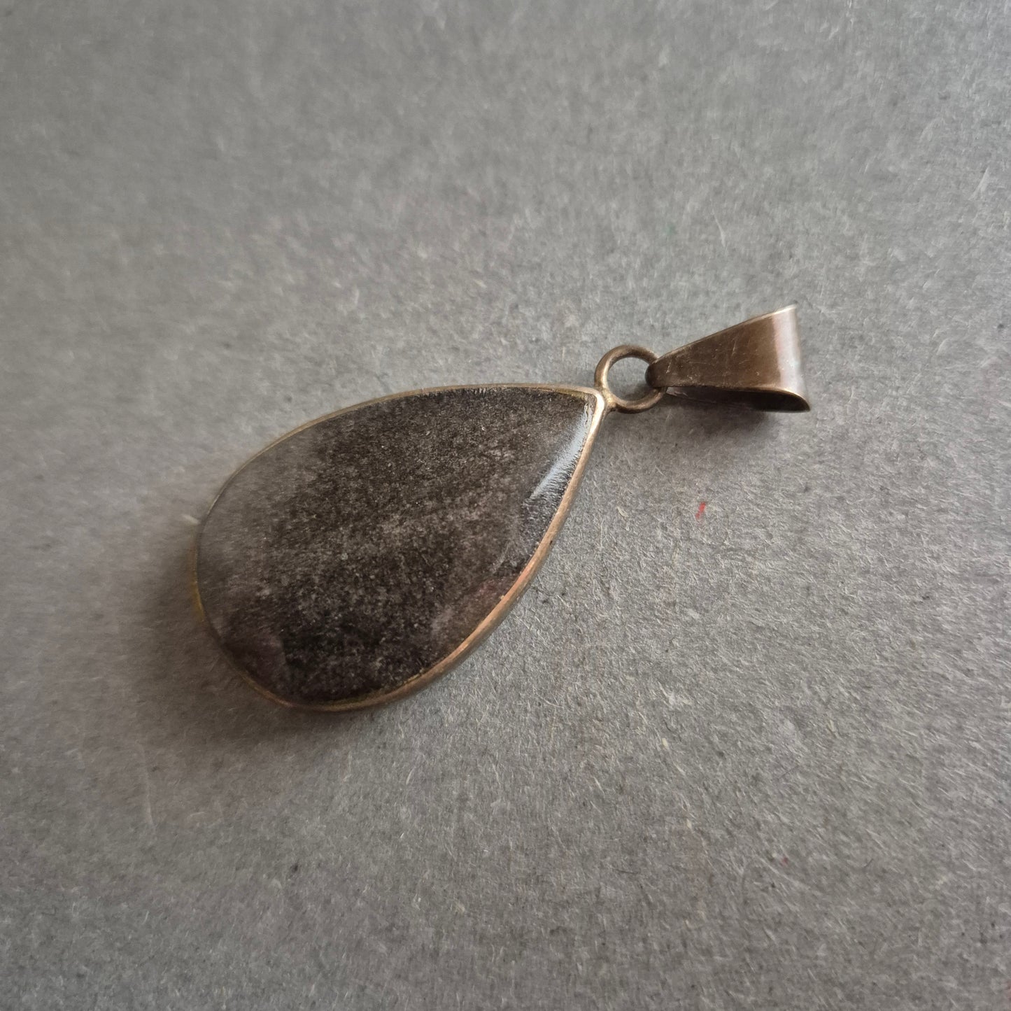 Vintage Tropfenanhänger mit dunklem Naturstein – Schlichte Eleganz