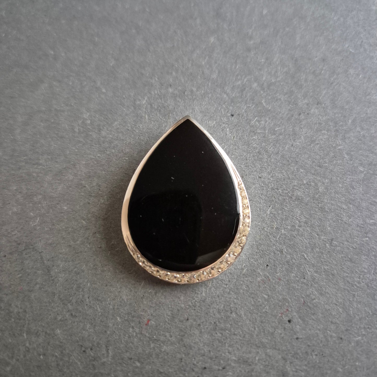 Eleganter Tropfenanhänger mit schwarzem Stein und Zirkonia-Akzent