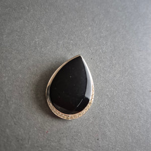 Eleganter Tropfenanhänger mit schwarzem Stein und Zirkonia-Akzent