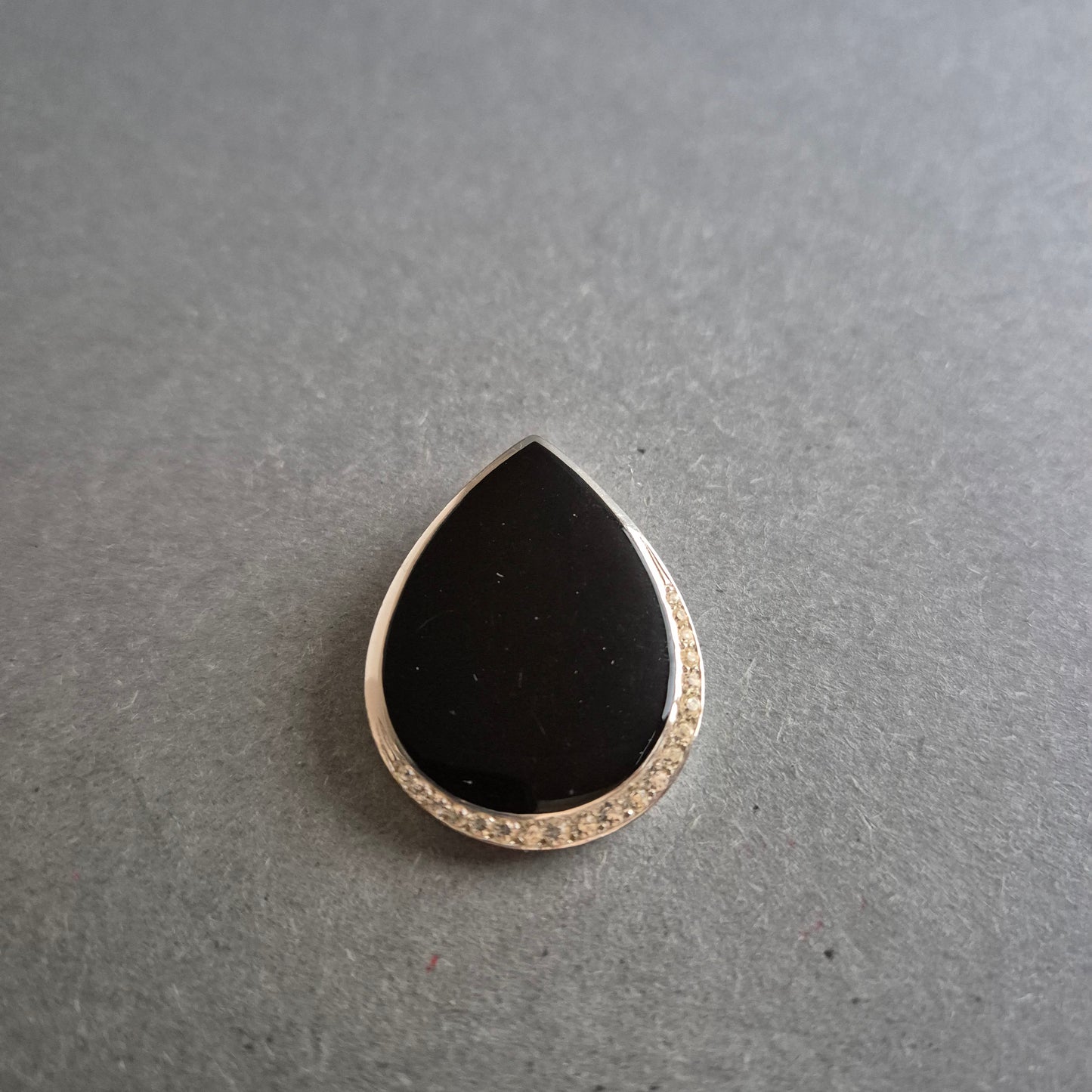 Eleganter Tropfenanhänger mit schwarzem Stein und Zirkonia-Akzent