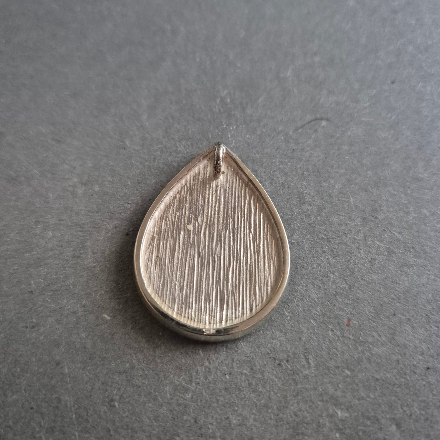 Eleganter Tropfenanhänger mit schwarzem Stein und Zirkonia-Akzent