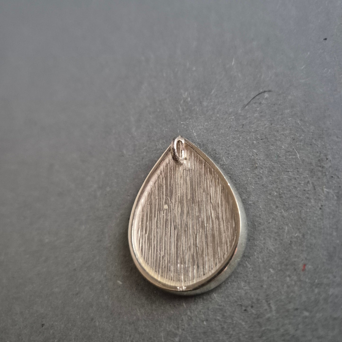 Eleganter Tropfenanhänger mit schwarzem Stein und Zirkonia-Akzent