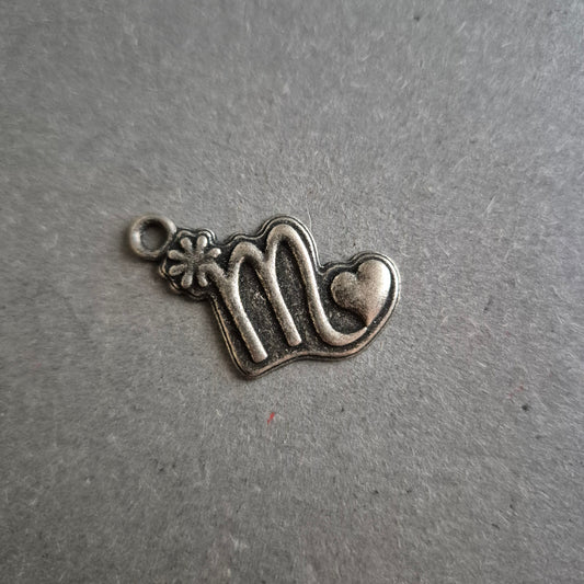 Metallanhänger „M“ mit Herz und Blume – Vintage-Charm für DIY-Projekte