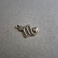 Metallanhänger „M“ mit Herz und Blume – Vintage-Charm für DIY-Projekte