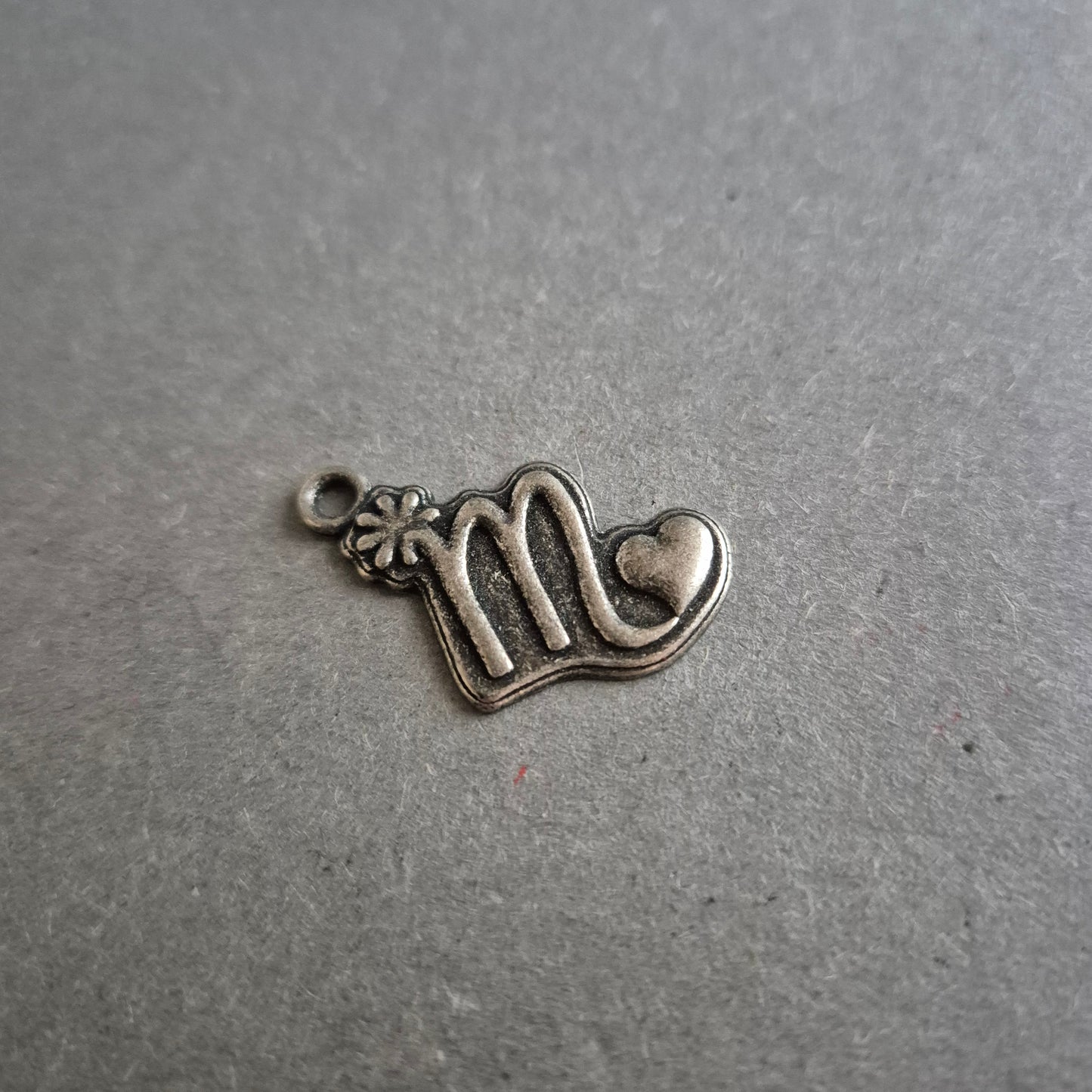 Metallanhänger „M“ mit Herz und Blume – Vintage-Charm für DIY-Projekte