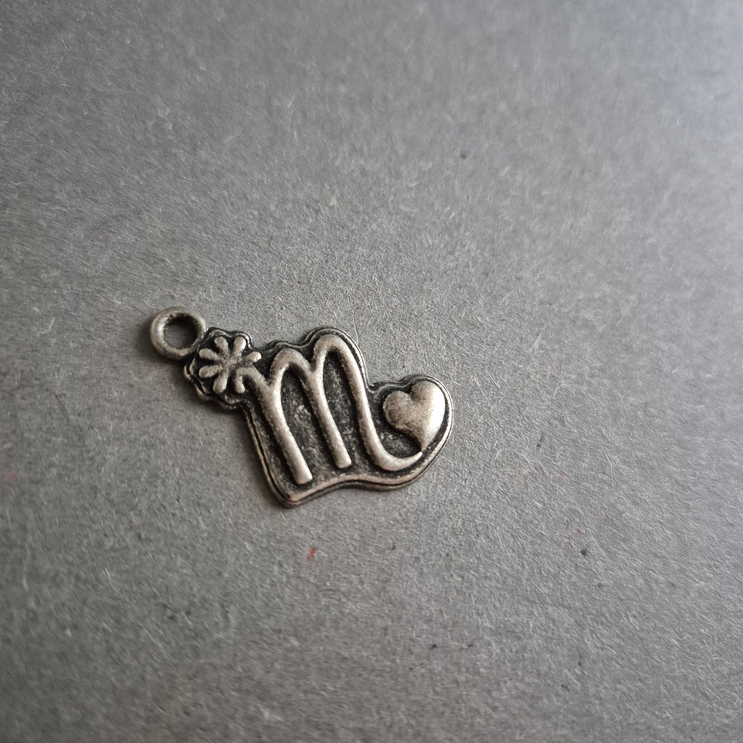 Metallanhänger „M“ mit Herz und Blume – Vintage-Charm für DIY-Projekte