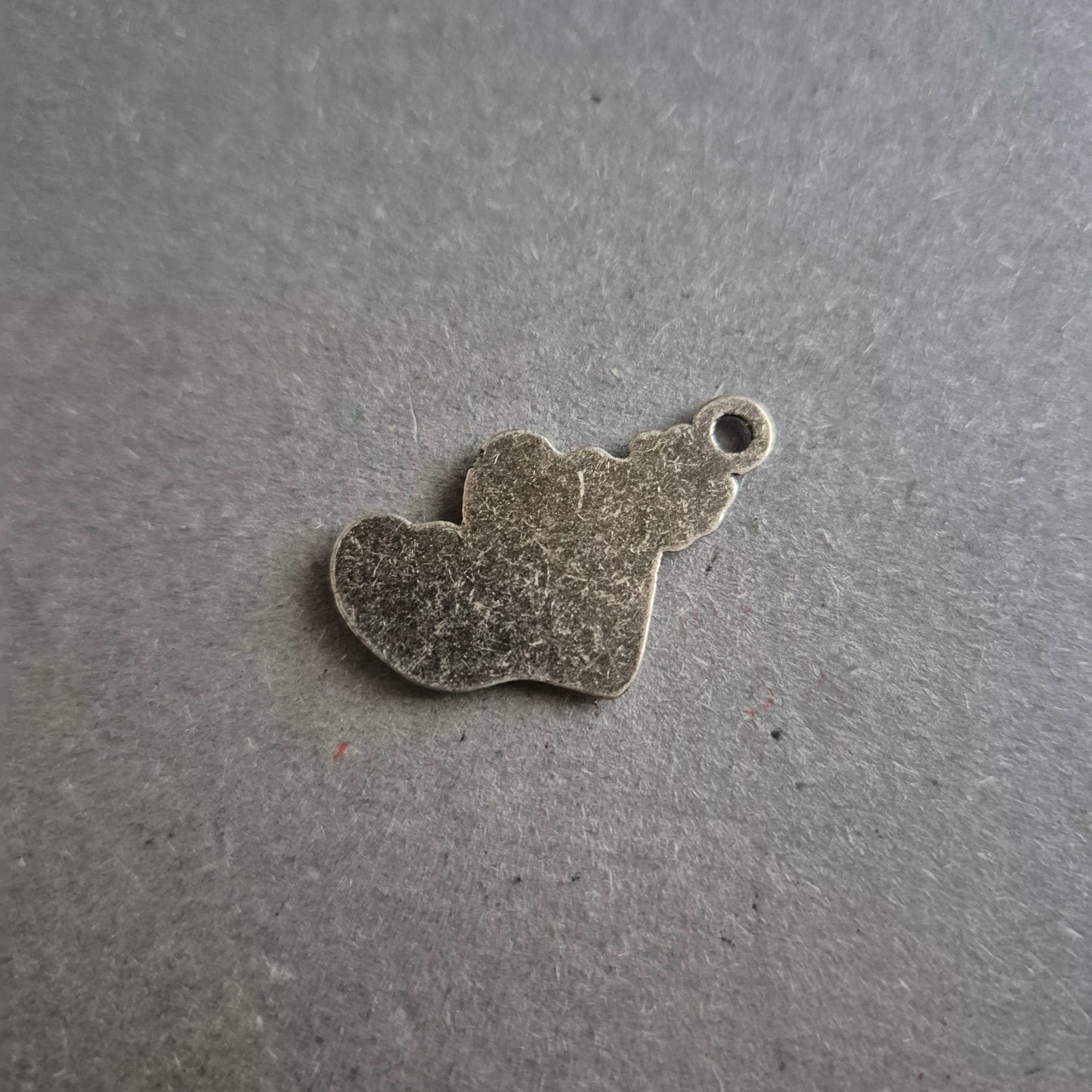 Metallanhänger „M“ mit Herz und Blume – Vintage-Charm für DIY-Projekte