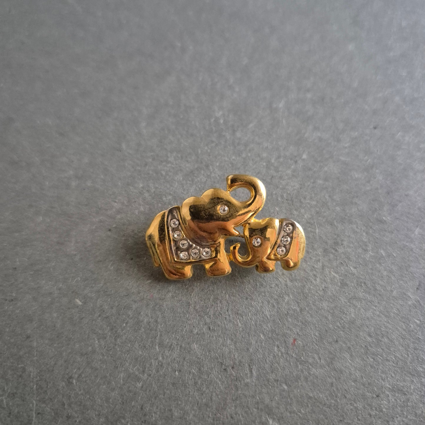 Vergoldete Elefanten-Brosche mit Strasssteinen – Symbol der Verbundenheit