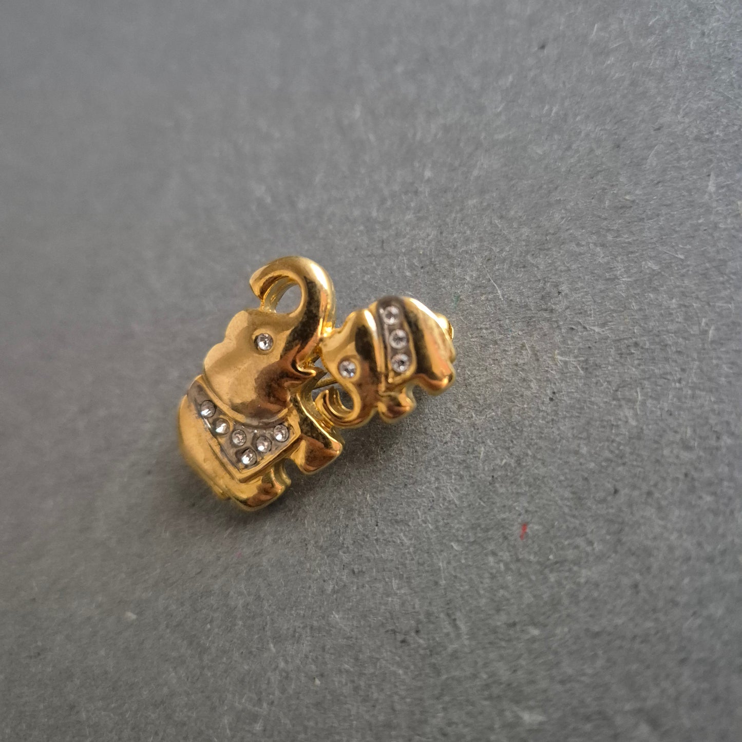 Vergoldete Elefanten-Brosche mit Strasssteinen – Symbol der Verbundenheit