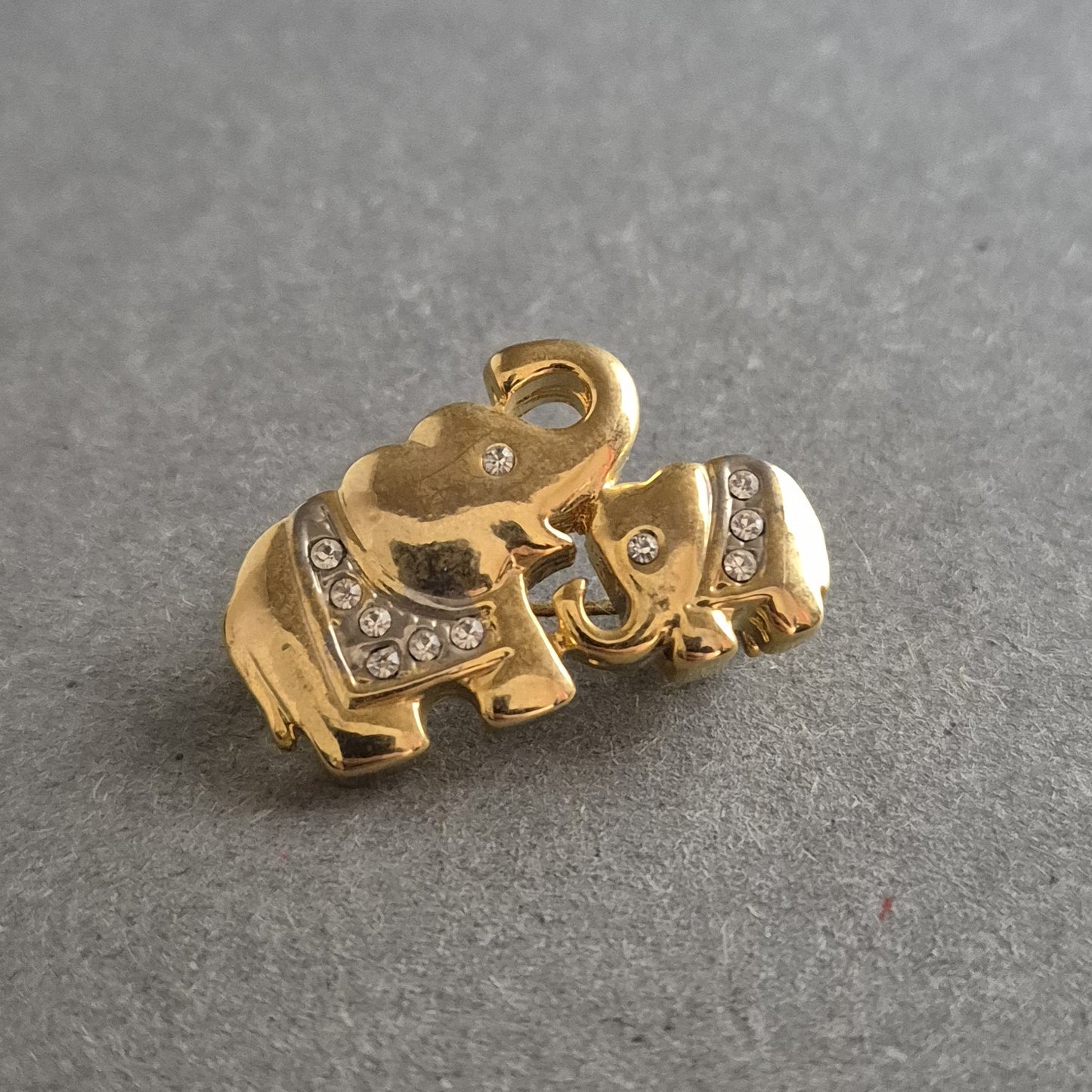 Vergoldete Elefanten-Brosche mit Strasssteinen – Symbol der Verbundenheit