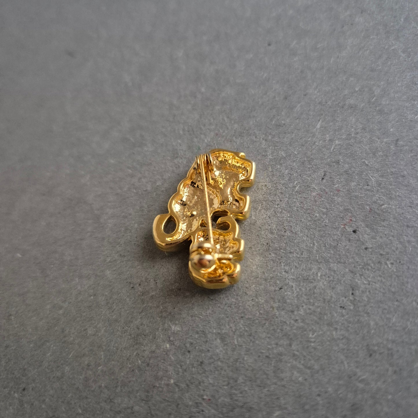 Vergoldete Elefanten-Brosche mit Strasssteinen – Symbol der Verbundenheit