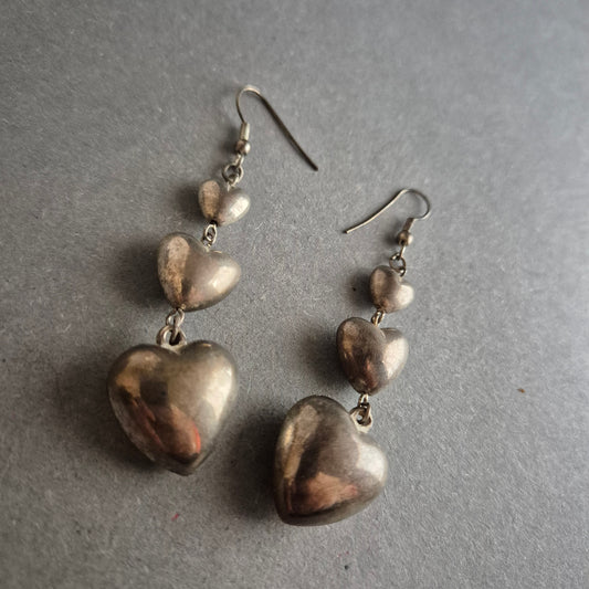 Lange Herz-Ohrringe im Vintage-Stil – Verspielter Charme in Silberoptik