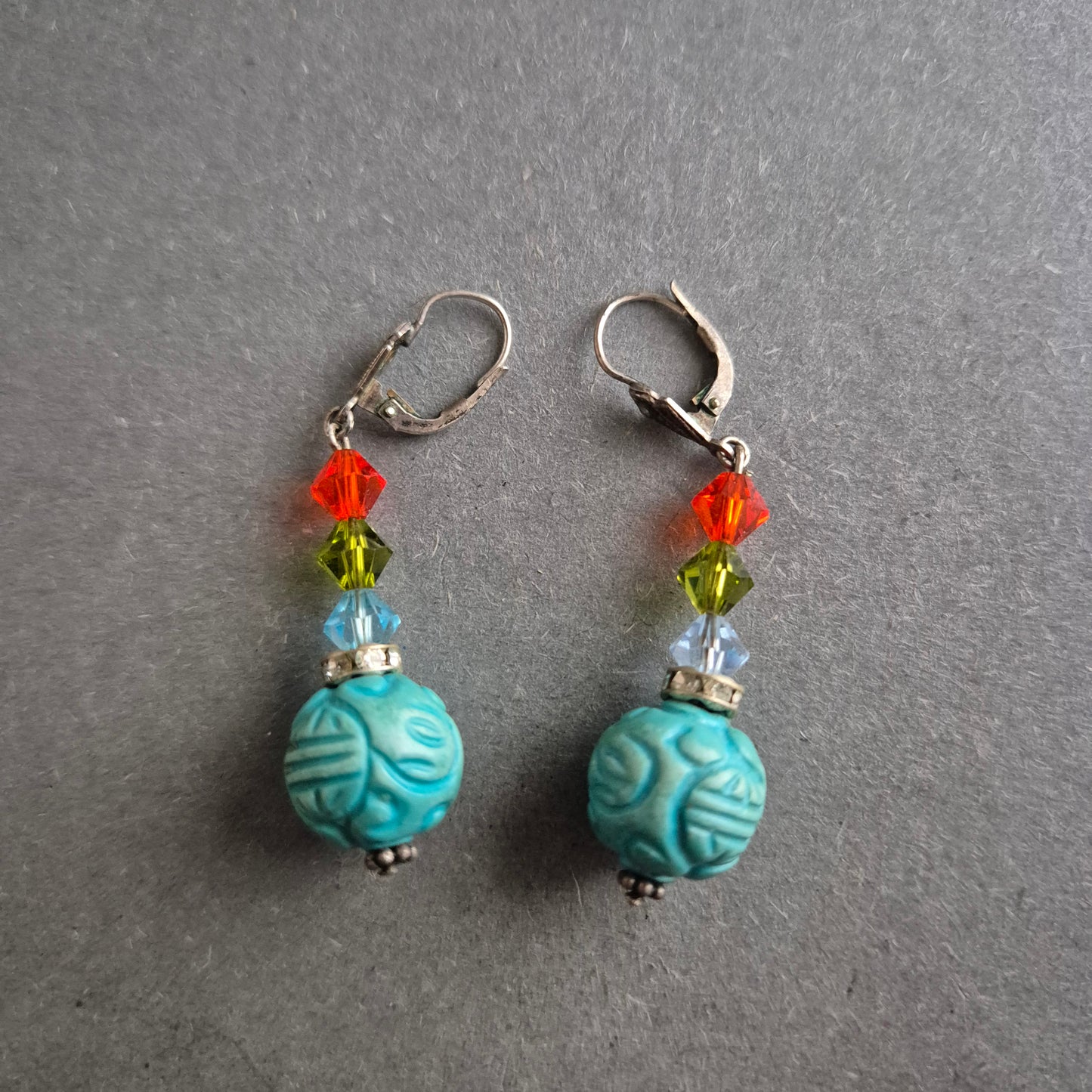 Bunte Ethno-Ohrringe mit türkisfarbener Kugel – Exotischer Boho-Stil
