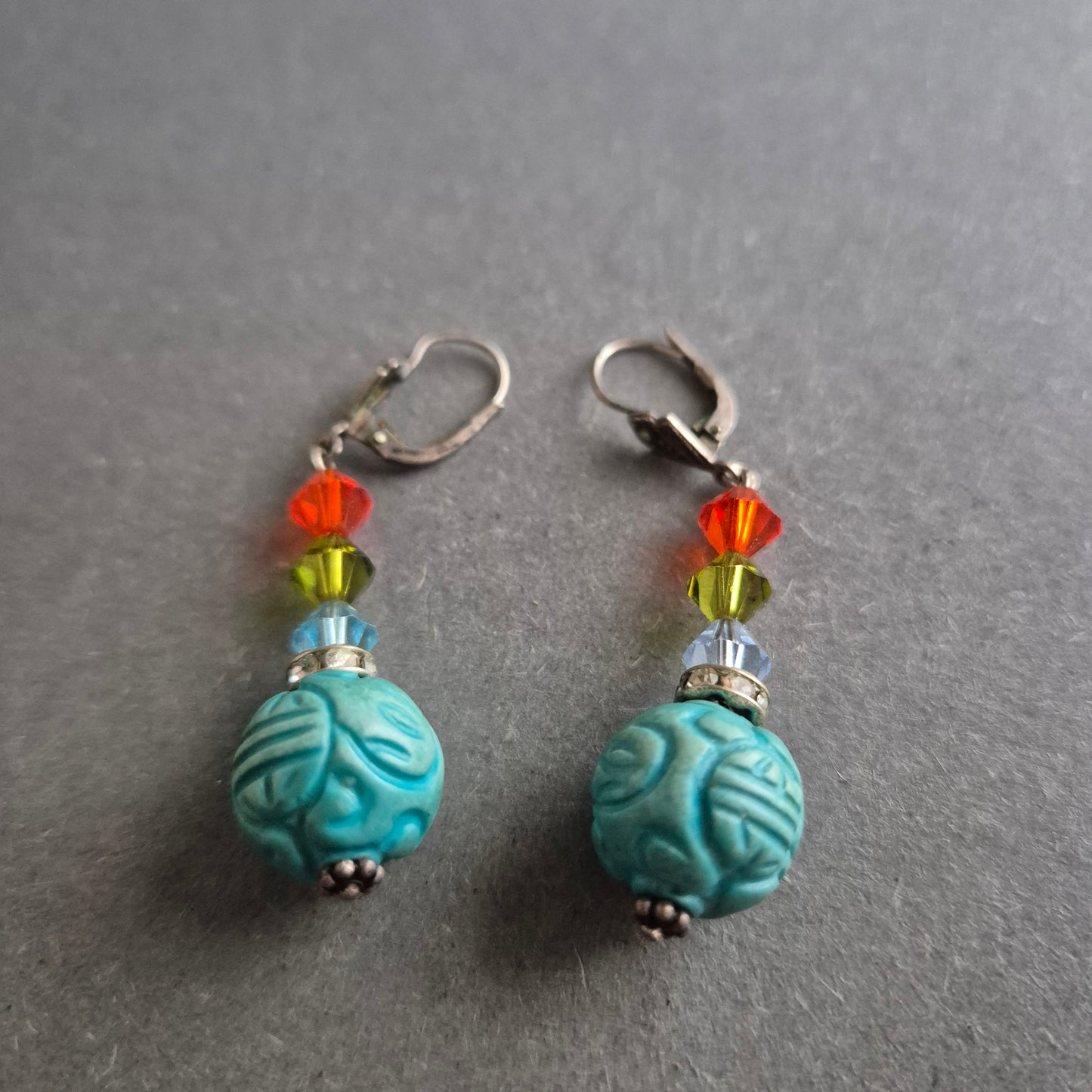 Bunte Ethno-Ohrringe mit türkisfarbener Kugel – Exotischer Boho-Stil