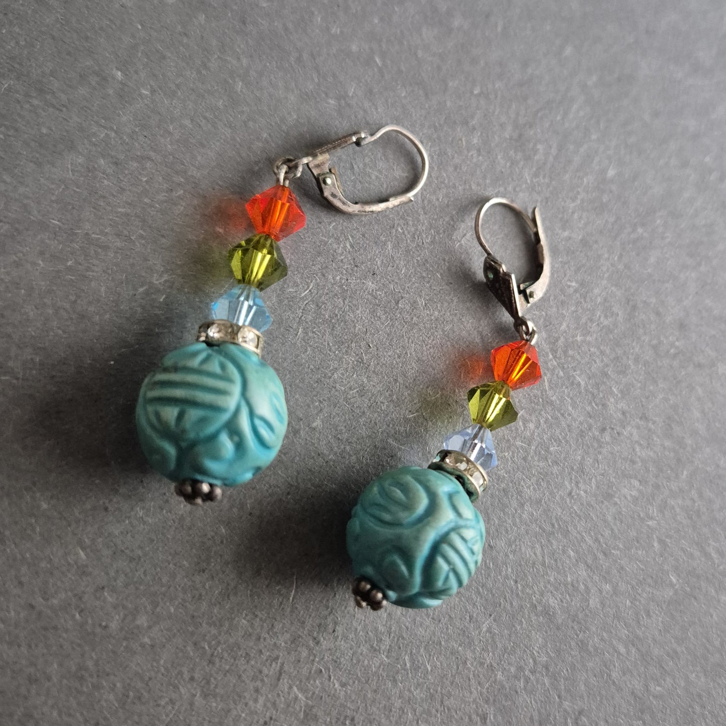 Bunte Ethno-Ohrringe mit türkisfarbener Kugel – Exotischer Boho-Stil