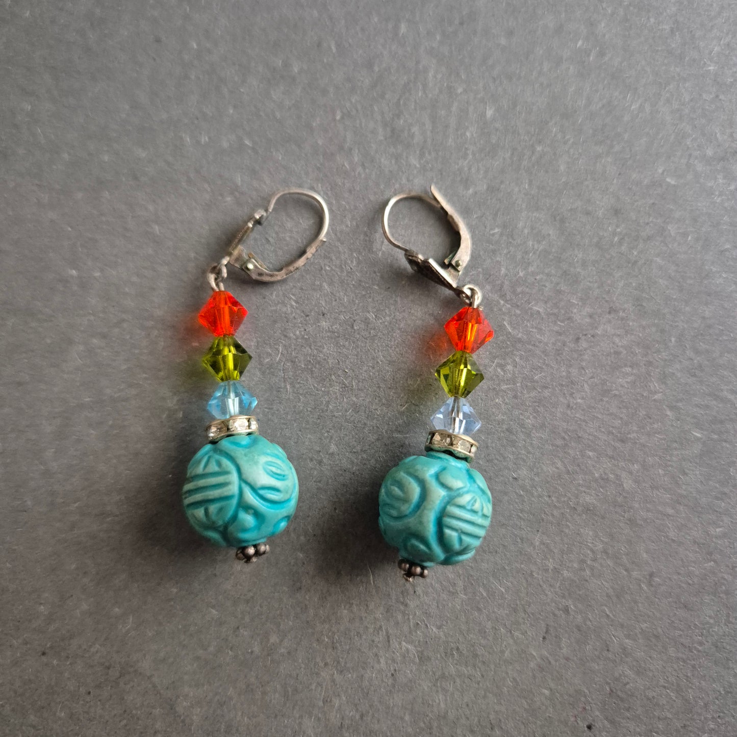 Bunte Ethno-Ohrringe mit türkisfarbener Kugel – Exotischer Boho-Stil