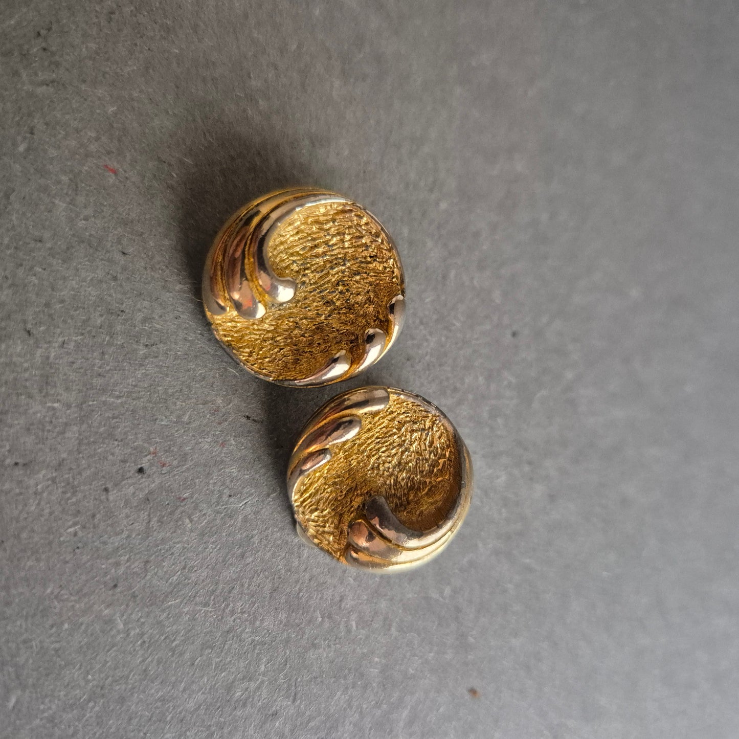 Vergoldete Vintage-Clipohrringe – Rundes Design mit Struktur & Glanz