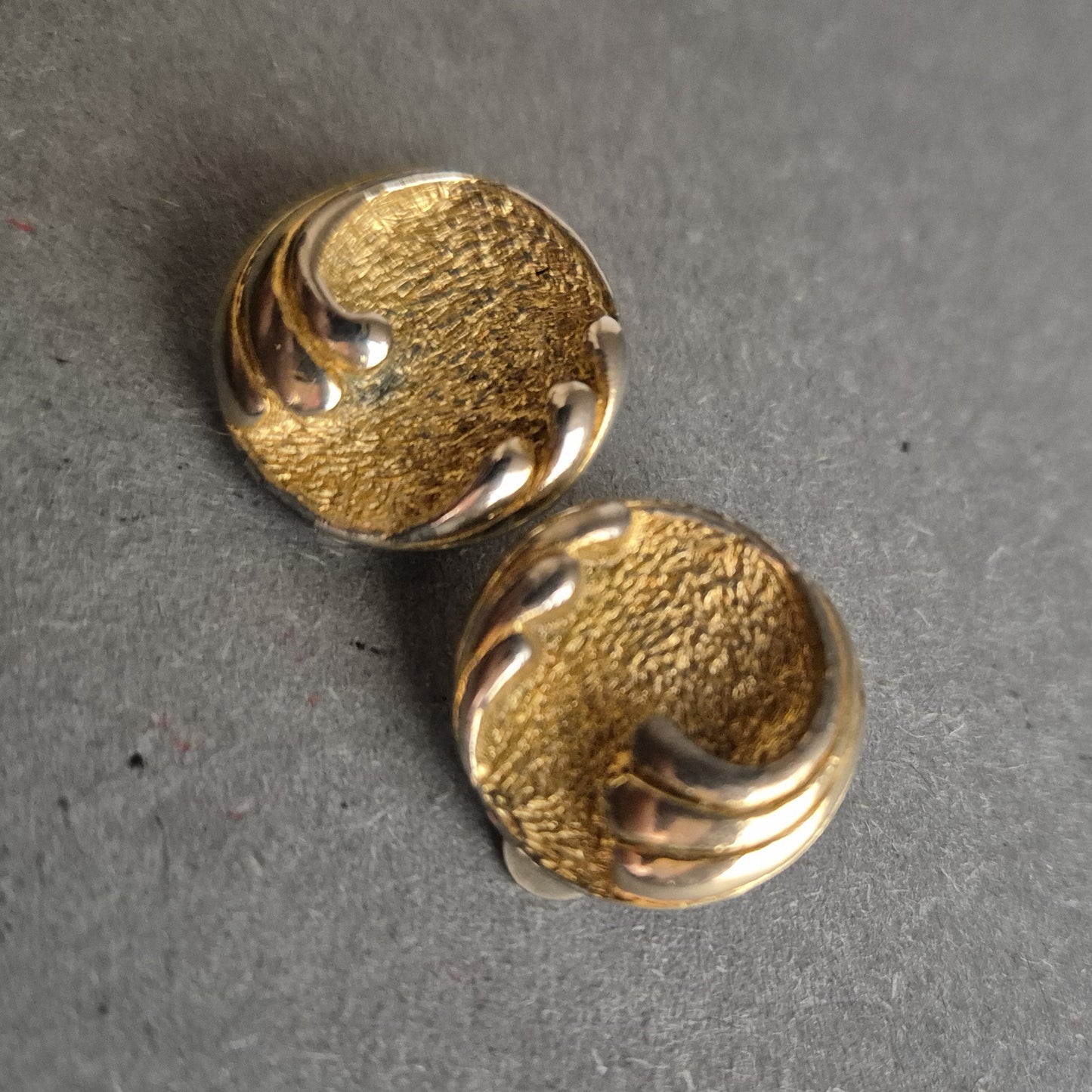 Vergoldete Vintage-Clipohrringe – Rundes Design mit Struktur & Glanz