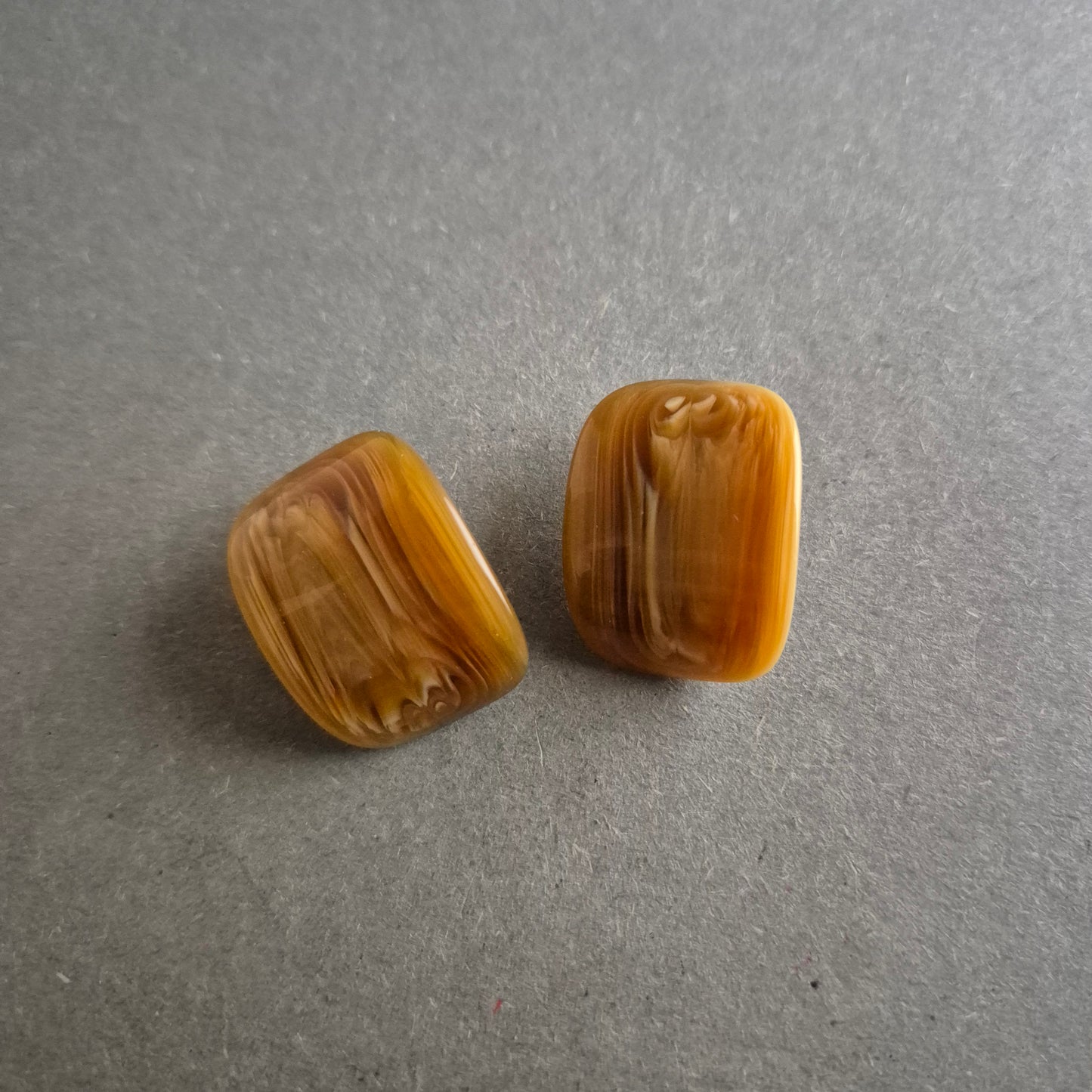 Braune Clipohrringe im Marmorlook – Vintage-Stil in Naturtönen