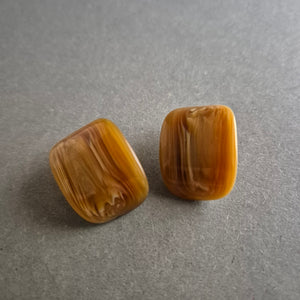 Braune Clipohrringe im Marmorlook – Vintage-Stil in Naturtönen