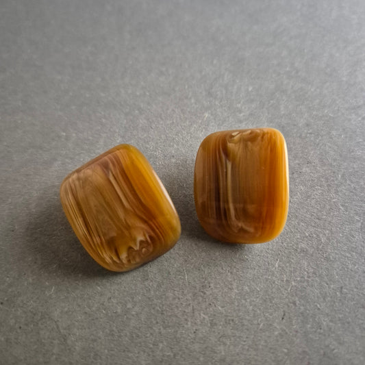 Braune Clipohrringe im Marmorlook – Vintage-Stil in Naturtönen