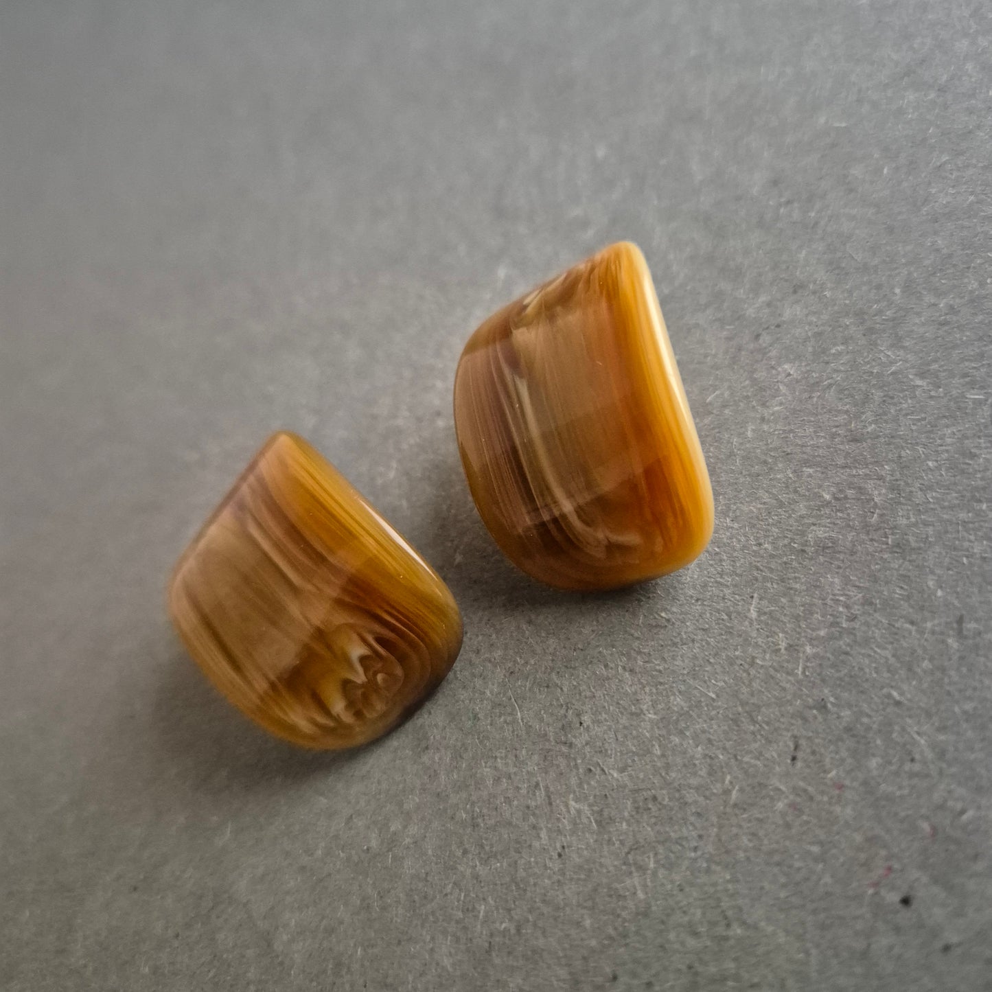 Braune Clipohrringe im Marmorlook – Vintage-Stil in Naturtönen