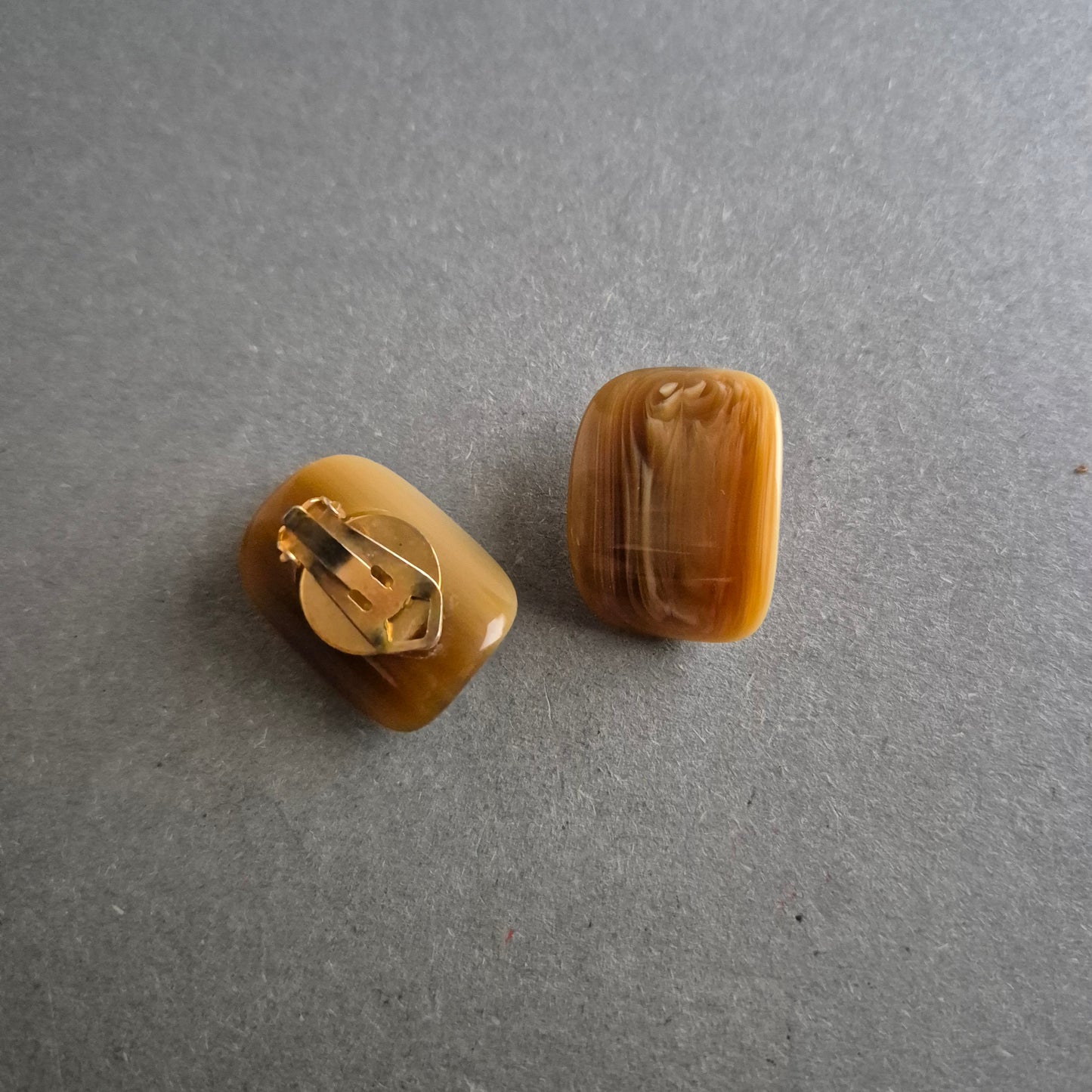 Braune Clipohrringe im Marmorlook – Vintage-Stil in Naturtönen